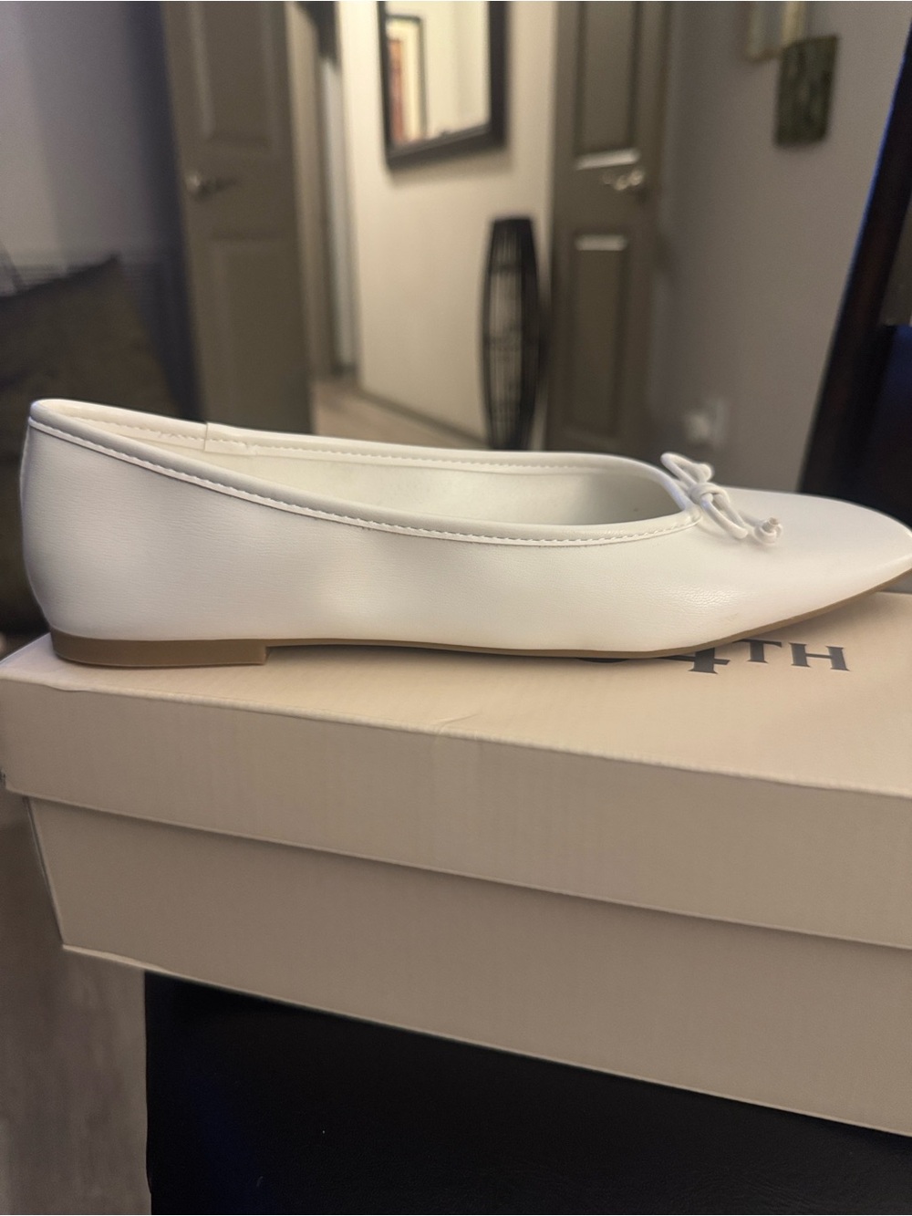 🔥On 34th Womens Naomie Ballet Flats White Smooth 8.5M BRAND NEW ❣️NEVER WORN NIB